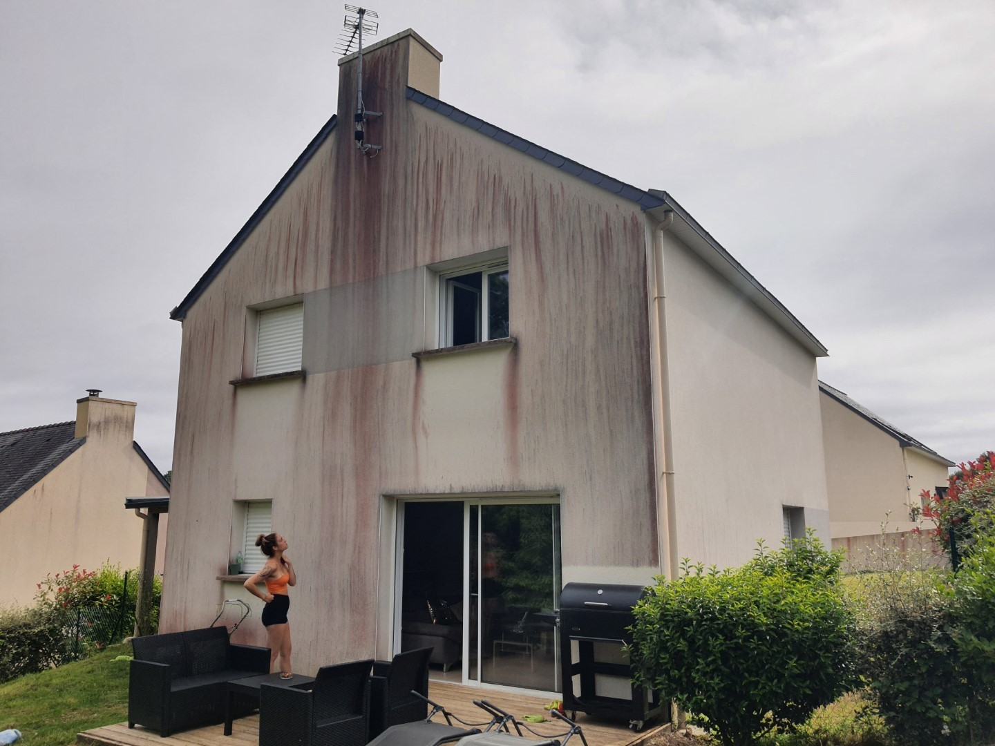 Cas classique de développement d'algue rouge (micro organisme) sur façade
